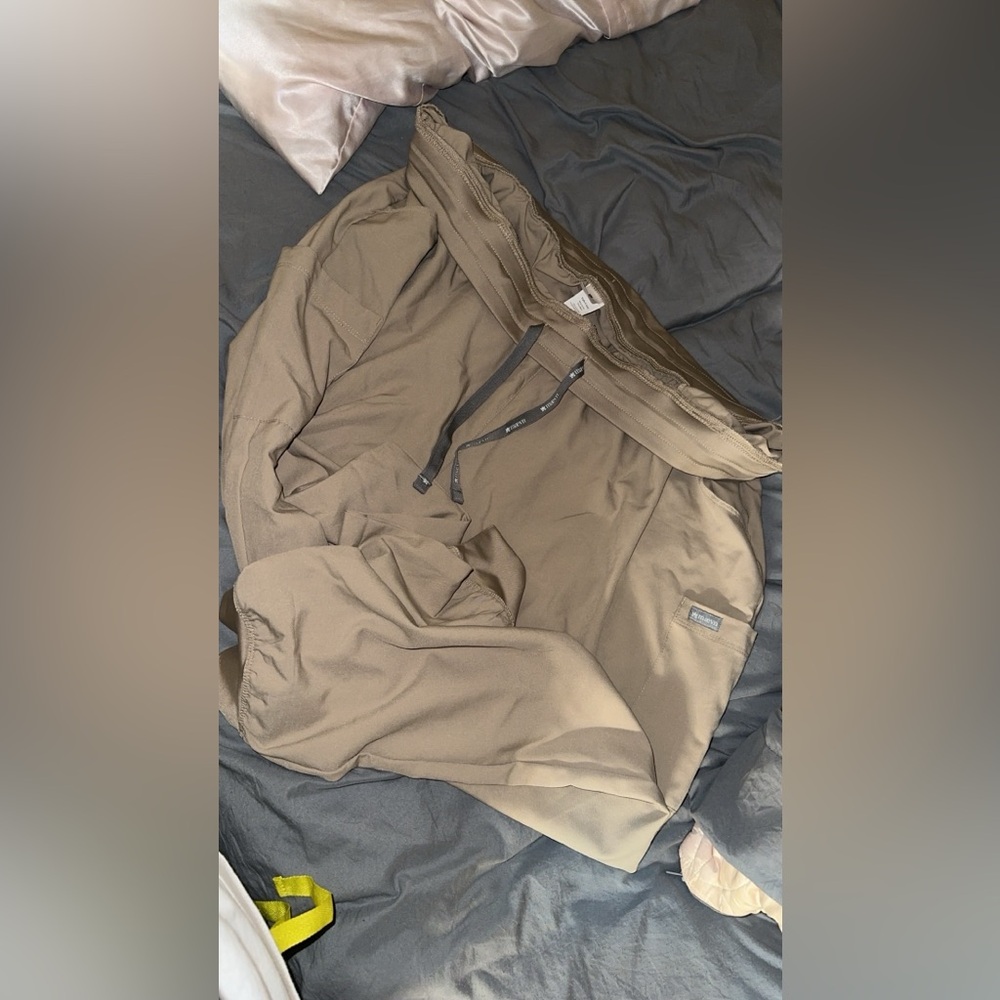 Scrub set tan